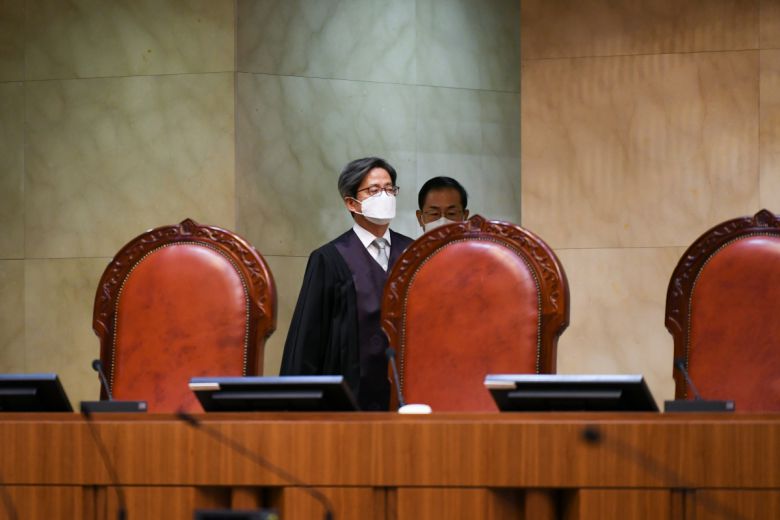 대법원 전원합의체에 재판장을 맡은 김명수 대법원장이 대법정으로 입장하고 있다.