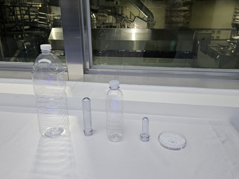 재생 플라스틱 칩으로 만든 제주삼다수 공병.