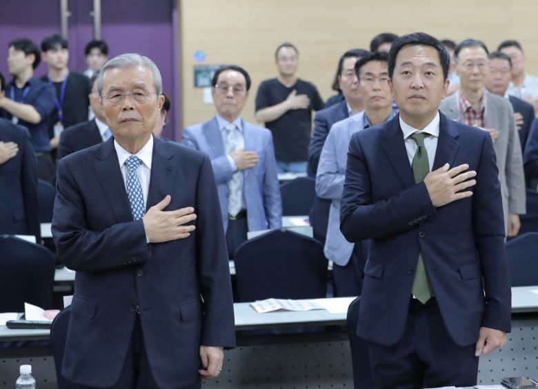 [서울=뉴시스] 김금보 기자 = 새정당 '새로운선택' 창당준비위원회 대표로 나선 금태섭 전 의원과 김종인 전 국민의힘 비상대책위원장이 19일 오후 서울 영등포구 하이서울유스호스텔에서 열린 새로운선택 창당 발기인 대회에서 국민의례를 하고 있다.  2023.09.19. kgb@newsis.com
