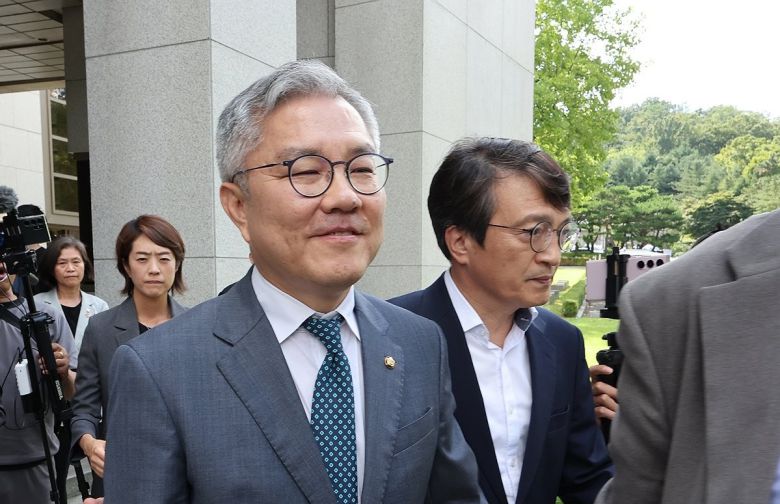 조국 전 법무부 장관 아들의 인턴 확인 경력서를 허위로 써준 혐의로 재판에 넘겨진 최강욱 더불어민주당 의원이 18일 오후 서울 서초동 대법원에서 상고심 선고 공판을 마치고 나오고 있다.