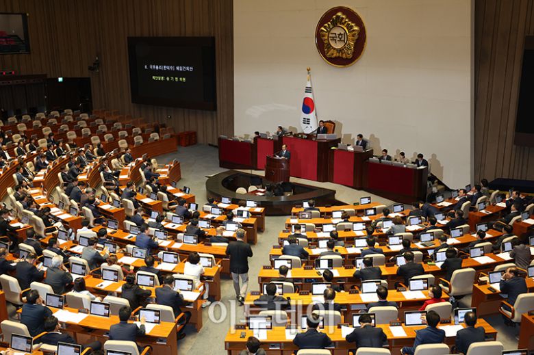 송기헌 더불어민주당 원내수석부대표가 21일 서울 여의도 국회 본회의에서 '국무총리 한덕수 해임 건의안'에 대한 제안설명을 하고 있다. 고이란 기자 photoeran@