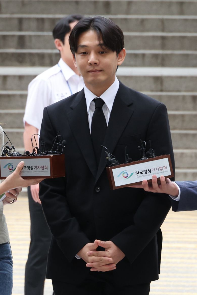 마약을 상습 투약한 혐의를 받는 배우 유아인(본명 엄홍식)이 21일 오전 구속 전 피의자 심문(영장실질심사)을 받기 위해 서울 서초동 서울중앙지법으로 들어서며 취재진의 질문에 답하고 있다. (연합뉴스)