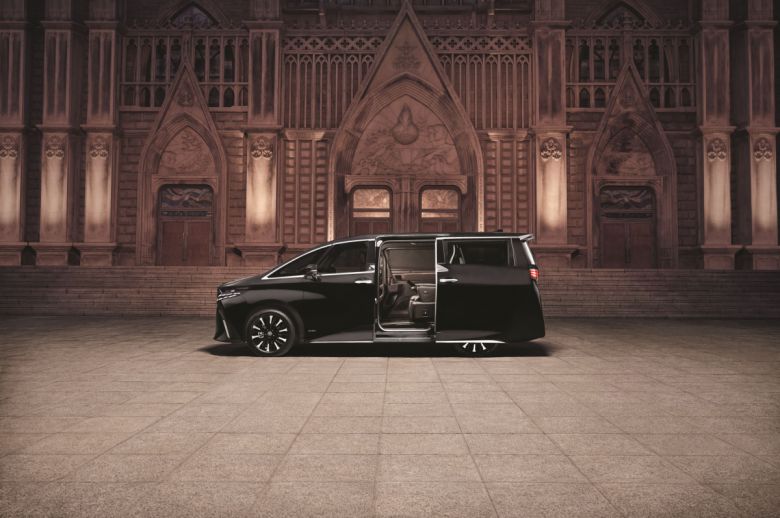 알파드 측면 도어가 열리는 모습. 파워리프트가 적용돼 사람이 끝까지 문을 열고 닫지 않아도 된다.