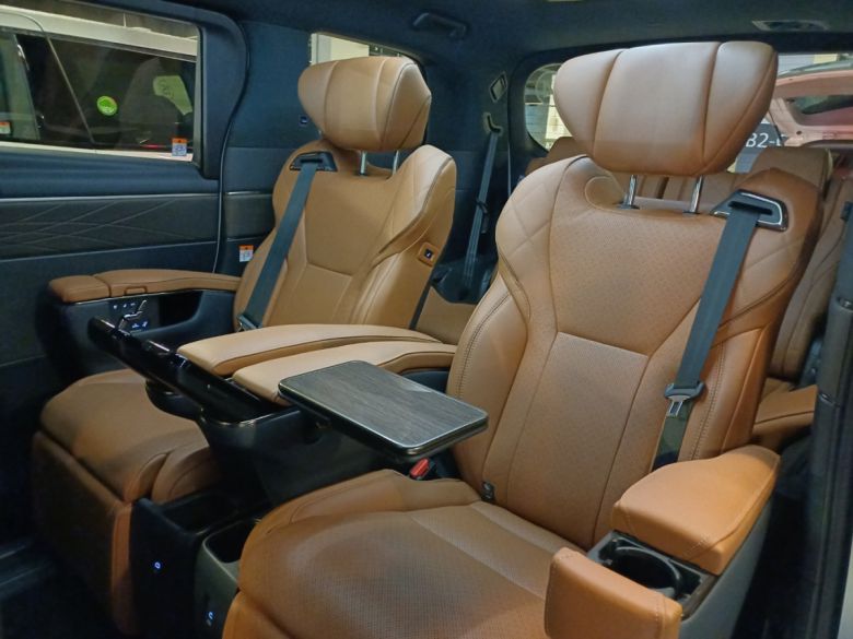 알파드 2열에 탑재된 '이그제큐티브 라운지 시트'. 기본적인 리클라이닝, 틸팅을 포함해 차량의 편의사양을 조작할 수 있는 컨트롤러를 갖추고 있다. 사진은 내장된 테이블을 펼친 모습. 테이블 크기는 다소 작다.