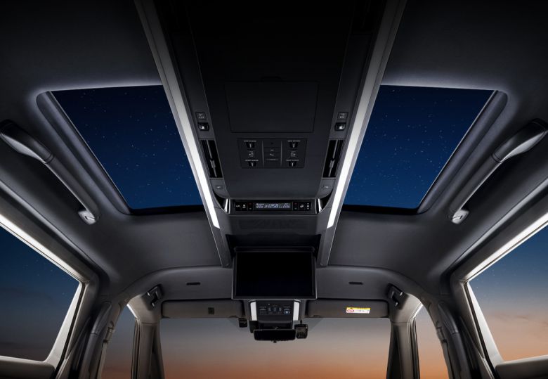 천장에 위치한 대형 센터 콘솔. 독서등 등 다양한 기능을 조작할 수 있다.