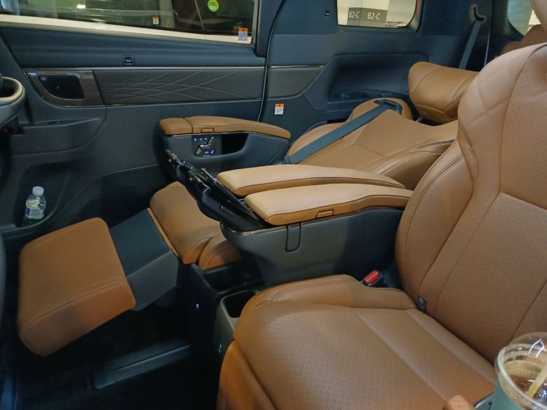 '이그제큐티브 라운지 시트'를 최대한 눕힌 모습. 항공기 비즈니스석이 연상된다.