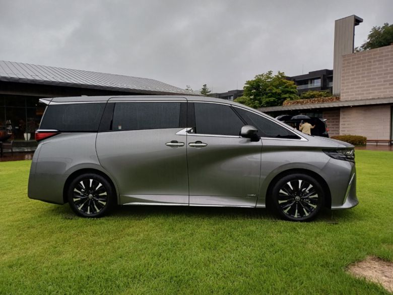 알파드의 측면 디자인. 무난한 원박스 미니밴 디자인에 날렵한 측면 바디라인이 인상적이다.