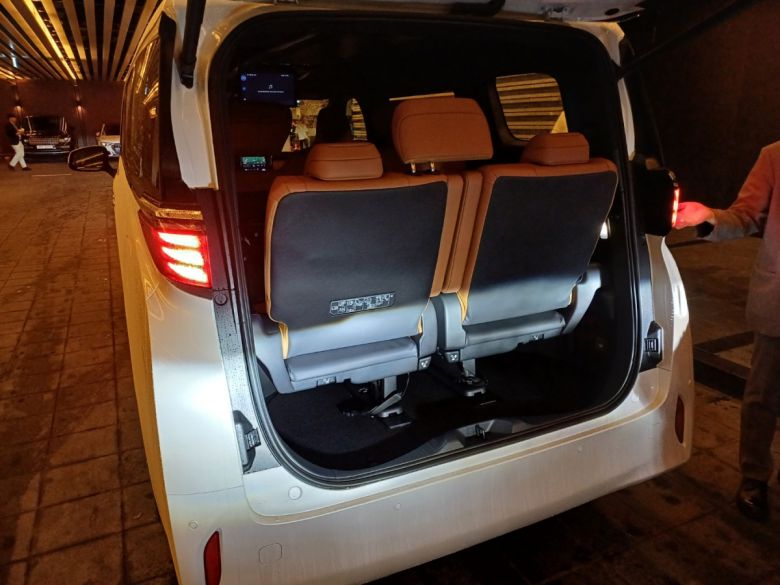 알파드의 적재 공간, 3열석을 이동하지 않으면 적재 용량이 매우 부족하다.