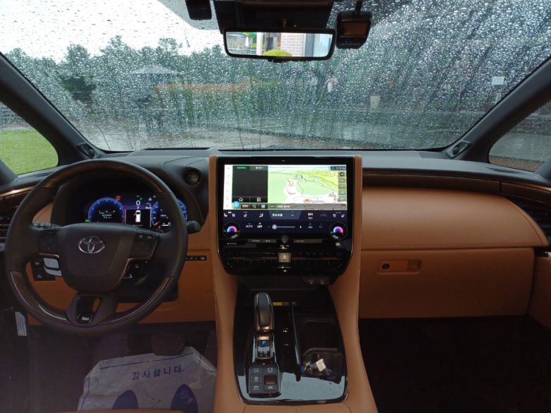 알파드 1열 디자인. 무난하면서도 깔끔한 토요타 특유의 디자인이 반영됐다.