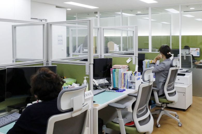 스토킹 피해를 지원하고 있는 여성긴급전화 1366서울센터에서 상담원들이 업무를 보고 있다.