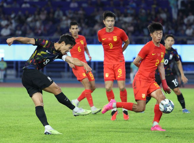1일 중국 항저우 황룽 스포츠센터 스타디움에서 열린 2022 항저우 아시안게임 남자 축구 8강전 중국과의 경기. 후반 백승호가 슛을 시도하고 있다.