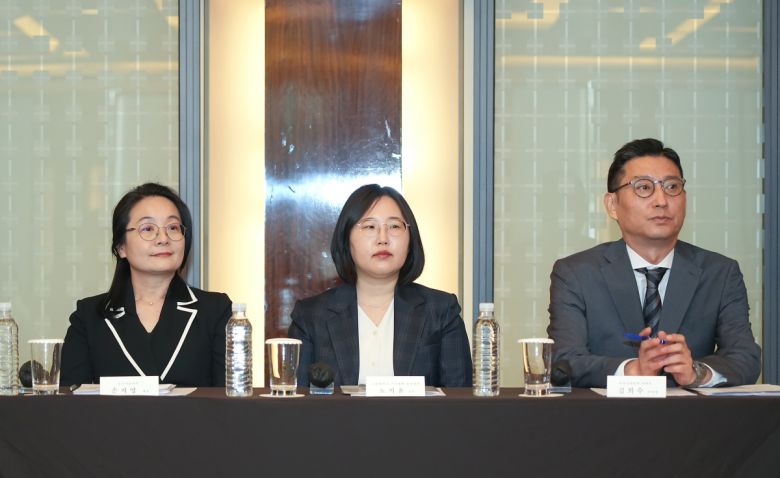 손지영 모더나코리아 대표(왼쪽)와 노지윤 고려대학교 구로병원 교수(가운데), 김희수 모더나코리아 의학부 부사장이 질의응답을 진행하고 있다.