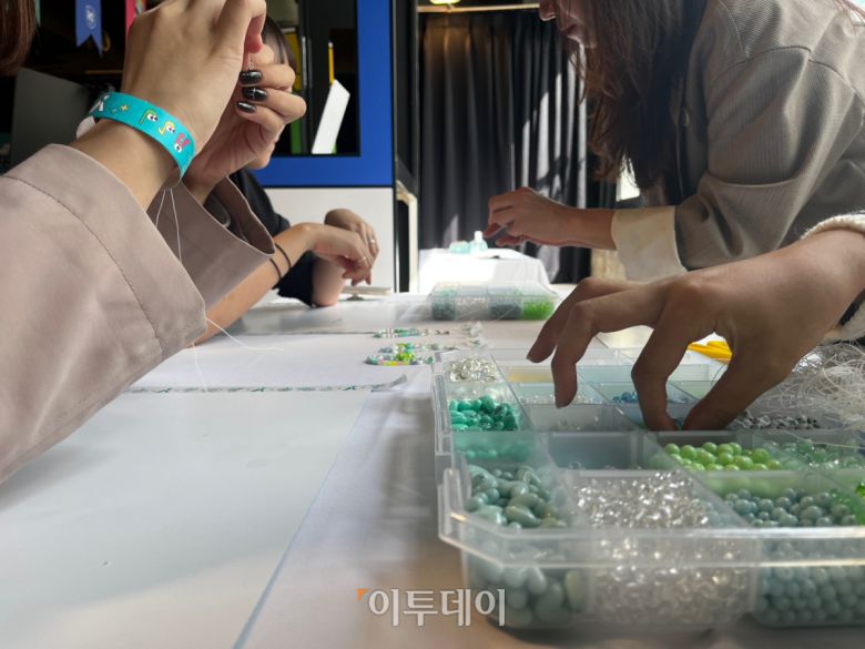 기자가 직접 'Y캠퍼스 대동제' 2층 미술동아리에서 비즈스트랩을 만들고 있다.