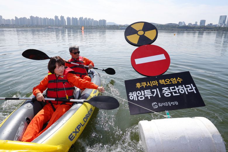 환경보건시민센터, 서울환경운동연합 등 환경단체 회원들이 11일 광진구 서울윈드서핑장 인근 한강에서 일본의 후쿠시마 원전 오염수 방류를 규탄하는 퍼포먼스를 준비하고 있다.