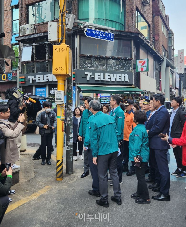 오세훈 서울시장이 25일 건대맛의 거리를 방문해 다중 인파 감지 시스템을 점검하고 있다.