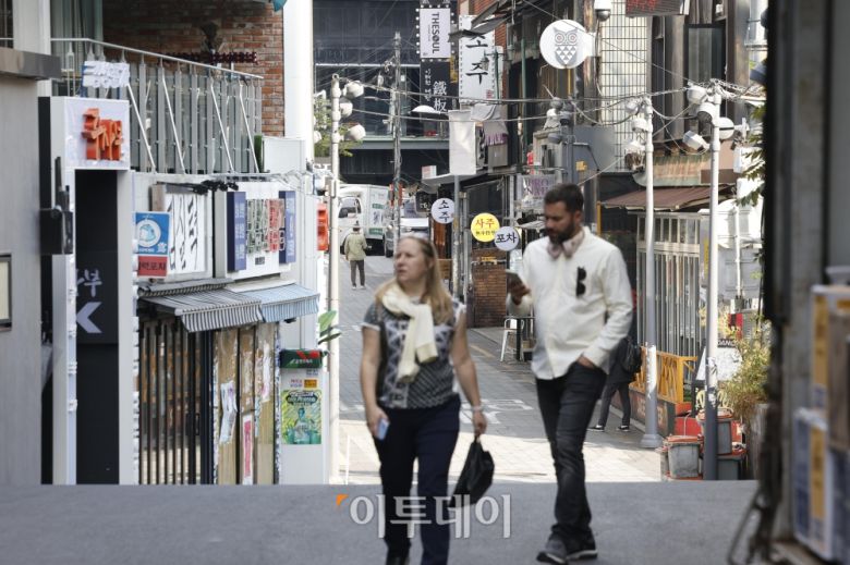 10.29 이태원 참사 1주기를 앞두고 서울 용산구 이태원 세게문화음식거리에서 외국인들이 발걸음을 옮기고 있다. 조현호 기자 hyunho@