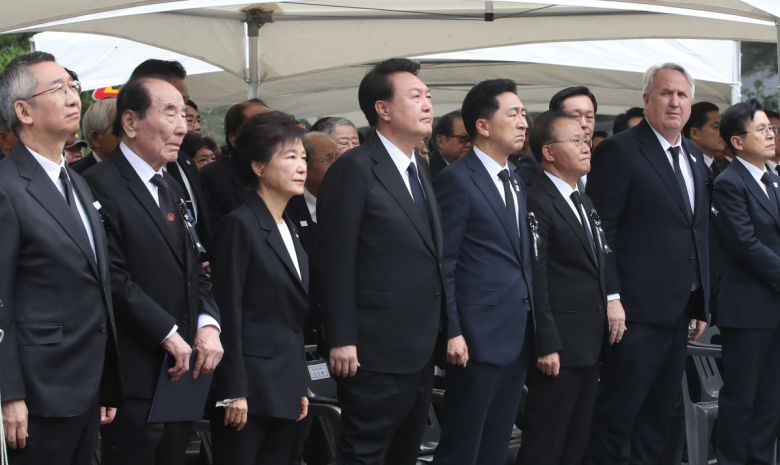 윤석열 대통령이 26일 서울 동작구 국립서울현충원 박정희 전 대통령 묘역에서 열린 박 전 대통령 서거 제44주기 추도식에 참석하고 있다.  왼쪽 세번째부터 박근혜 전 대통령, 윤 대통령, 국민의힘 김기현 대표, 윤재옥 원내대표, 인요한 혁신위원장.