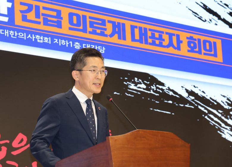 대한의사협회(의협)가 17일 오후 서울 용산구 의협에서 연 '의대정원 확대 대응을 위한 긴급 의료계 대표자 회의'에서 이필수 의협 회장이 인사말하고 있다.