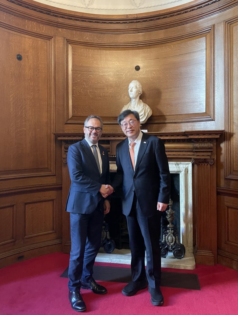 박윤규 과학기술정보통신부 2차관(오른쪽)이 영국 런던 과학혁신기술부(DSIT)에서 폴 스컬리 정무차관과 양국간 디지털 분야 협력 강화 방안을 논의했다.