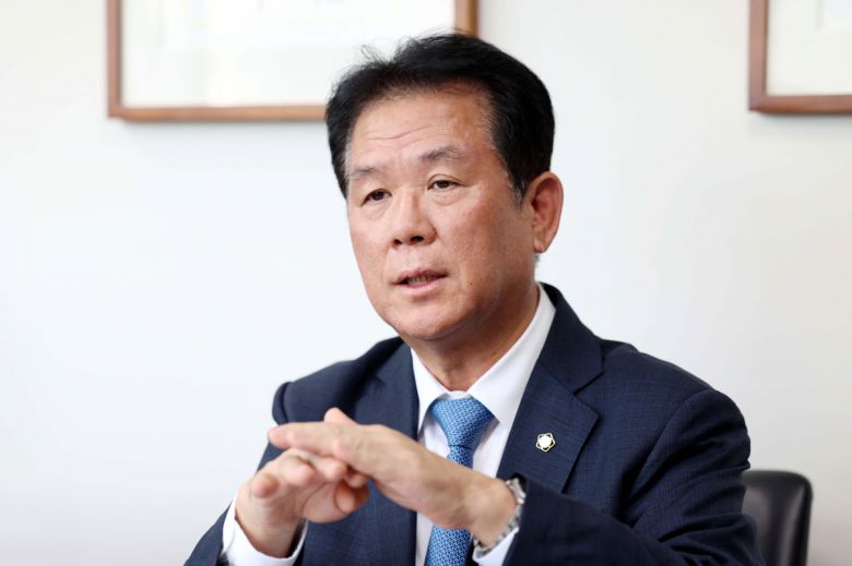 노정환 법률사무소 행복한동행 대표변호사가 서울 서초구 행복한동행에서 이투데이와 인터뷰를 갖고 있다. 신태현 기자 holjjak@