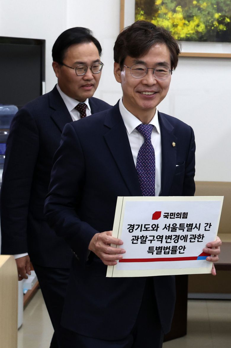 조경태 국민의힘 뉴시티 프로젝트 특별위원회 위원장과 홍석준 의원이 16일 오후 서울 여의도 국회 의안과에서 경기도와 서울특별시 간 관할구역 변경에 관한 특별법률안을 접수하고 있다.