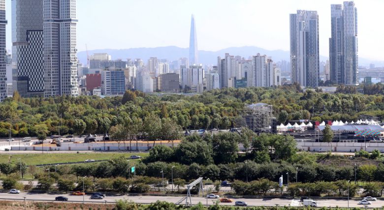 서울시가 성동구 성수동 삼표레미콘 부지를 시민 문화·여가 공간으로 정비해 개장한 10월 5일 서울 성동구 응봉산에서 바라본 해당 부지의 모습. (뉴시스)