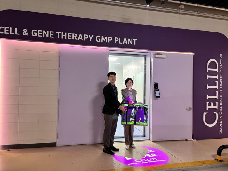 김유경 셀리드 GMP센터 생산본부장(오른쪽)과 양지만 생산팀장이 코로나19 임상 3상 시험용 대조백신을 들고 있다.