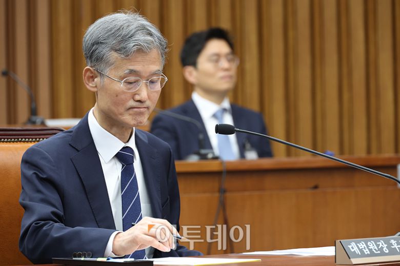 조희대 대법원장 후보자가 5일 서울 여의도 국회에서 열린 인사청문회에서 의원 질의에 답하고 있다. 고이란 기자 photoeran@