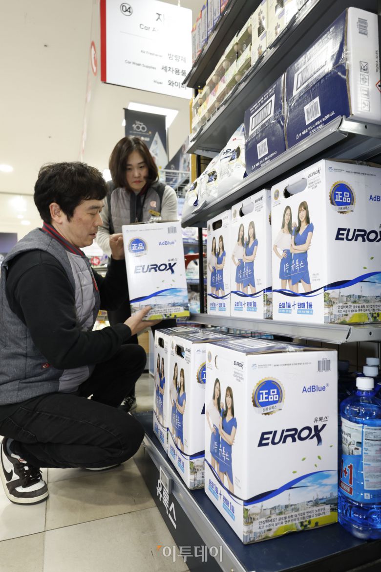 중국 세관이 한국에 대한 요소 수출 통관을 보류하면서 2차 요소수 대란 우려가 커지고 있는 가운데 6일 서울 송파구 롯데마트 월드타워점에서 직원들이 요소수 제품을 진열하고 있다. 조현호 기자 hyunho@