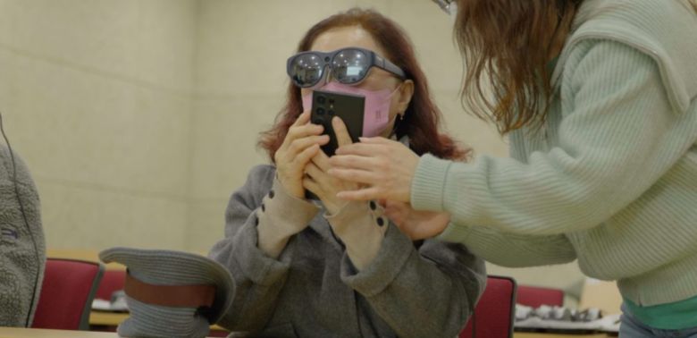 삼성전자가 2월 28일 경기도시각장애인복지관에 저시력 시각장애인을 위한 시각 보조 솔루션 ‘릴루미노’ 30여대를 무상 시범 보급했다. 경기도시각장애인복지관의 시각장애인(좌측)이 릴루미노를 체험하고 있다.