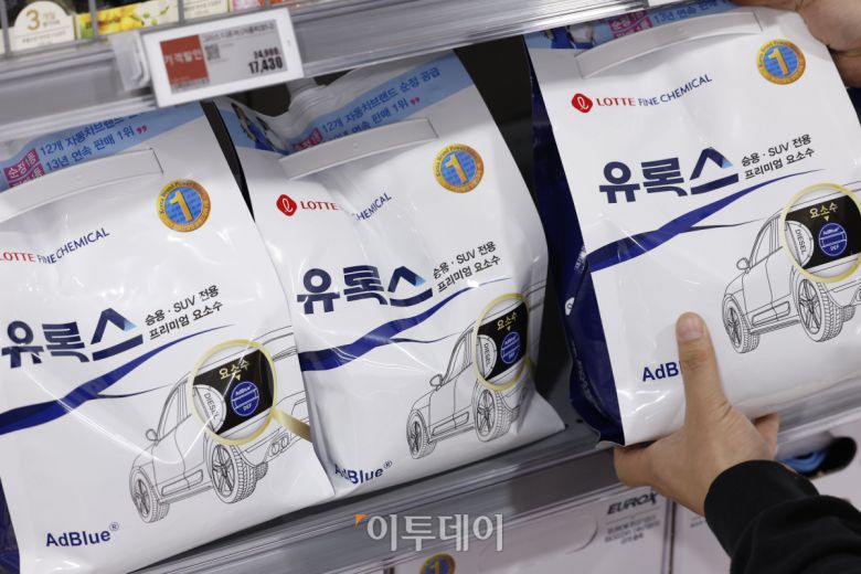 중국 세관이 한국에 대한 요소 수출 통관을 보류하면서 2차 요소수 대란 우려가 커지고 있는 가운데 6일 서울 송파구 롯데마트 월드타워점에서 직원이 요소수 제품을 진열하고 있다. 조현호 기자 hyunho@