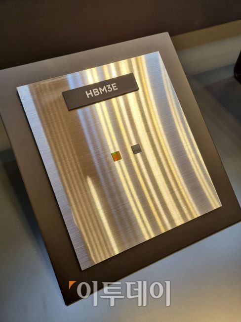 SK하이닉스 부스에 'HBM3E' 제품이 전시돼 있다.