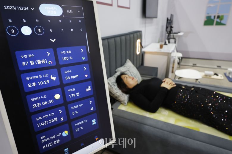 6일 서울 강남구 코엑스에서 열린 '2023 대한민국 산업기술 R&D 대전'에서 관람객이 장수돌침대의 스마트 돌침대를 체험해보고 있다. 조현호 기자 hyunho@