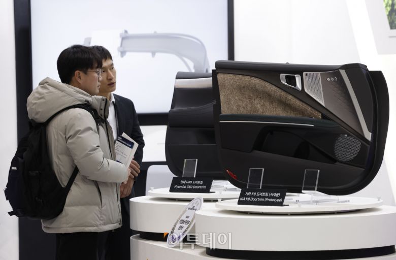 6일 서울 강남구 코엑스에서 열린 '2023 대한민국 산업기술 R&D 대전'에서 관람객이 도어트림을 살펴보고 있다. 조현호 기자 hyunho@