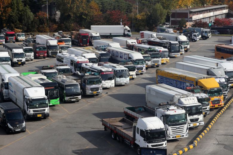 요소수 품귀 현상이 이어진 2021년 11월 7일 오전 서울 양천구 서부트럭터미널에 화물차들이 운행을 멈춘 채 서 있다. (뉴시스)