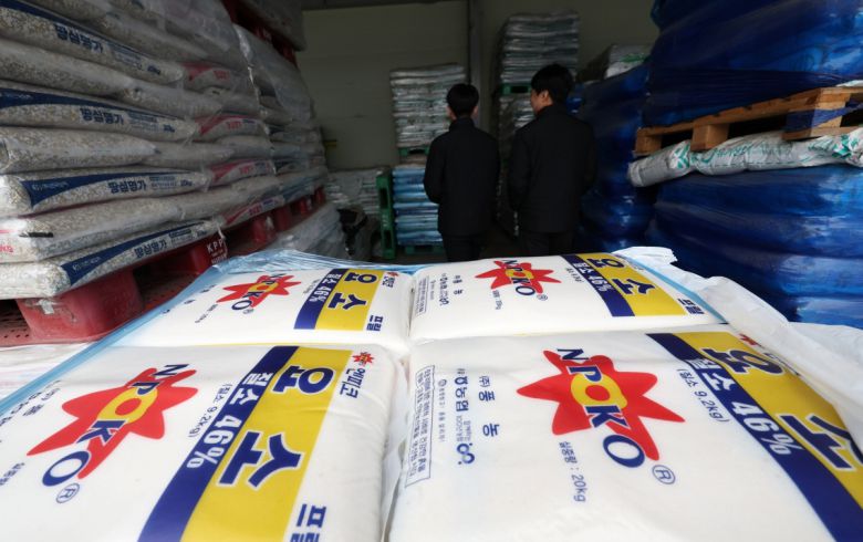 6일 고양시 한 비료 창고에 요소 비료가 쌓여 있다. (연합뉴스)