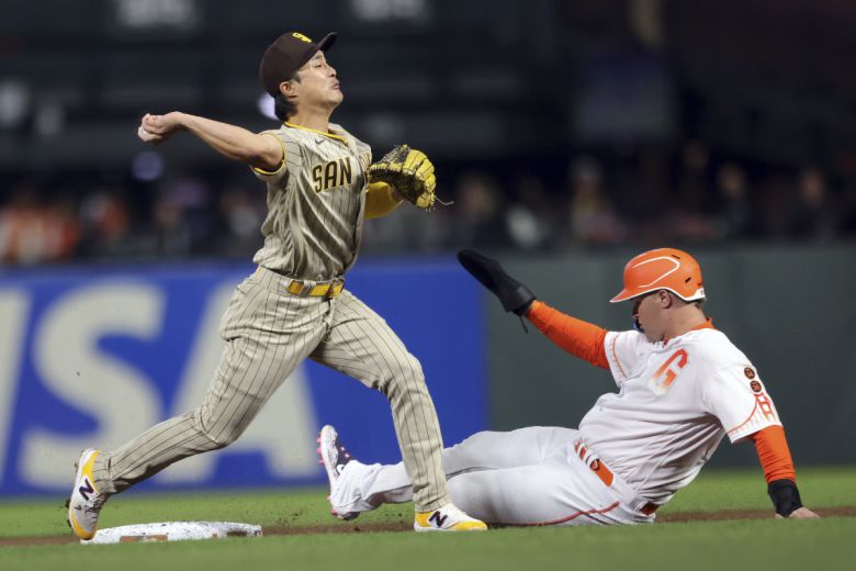 샌디에이고 파드리스의 김하성이 9월 26일(현지시간) 경기에서 1루로 송구하고 있다. 샌프란시스코(미국)/AP뉴시스