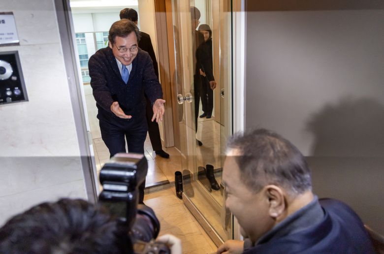 이상민 의원 배웅하는 이낙연 전 대표    (서울=연합뉴스) 윤동진 기자 = 더불어민주당 이낙연 전 대표가 11일 오후 서울 종로구 사무실에서 무소속 이상민 의원과 대화를 나눈 후 배웅을 하고 있다. 2023.12.11    mon@yna.co.kr/2023-12-11 15:00:09/<저작권자 ⓒ 1980-2023 ㈜연합뉴스. 무단 전재 재배포 금지.>