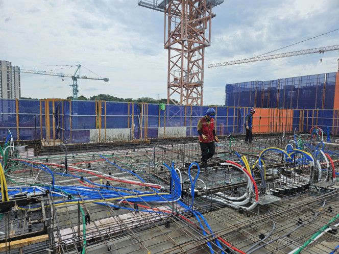 경기도의 한 아파트 공사현장에서 작업자들이 철근 시공을 하고 있다.