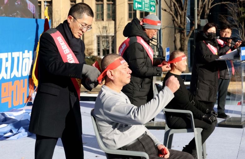 이정근(가운데) 대한의사협회 상근부회장과 길광채 광주서구의사회 회장이 17일 서울 세종대로 일대에서 열린 의대 증원 저지를 위한 의협 총궐기대회에서 삭발 퍼포먼스를 하고있다. 왼쪽은 이필수 의협 회장. 신태현 기자 holjjak@