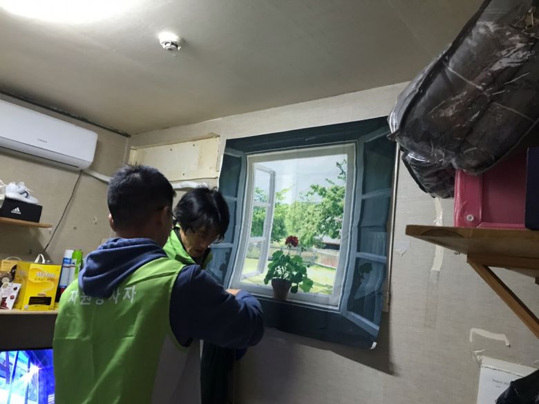 서울시가 한파 대비로 동자동쪽방촌을 방문해 방풍커튼을 달고 있다.