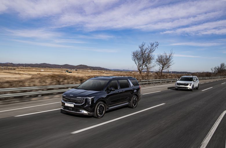 '더 뉴 카니발' 주행 이미지. 스포츠 모드에서도 빠르게 가속되는 느낌은 일반 승용 모델에 비해 덜하다.