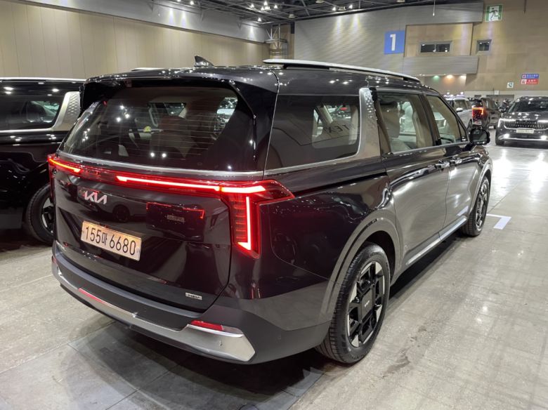 '더 뉴 카니발' 후측면. 전면부와 통일감을 위한 수직형 리어램프를 적용했다.