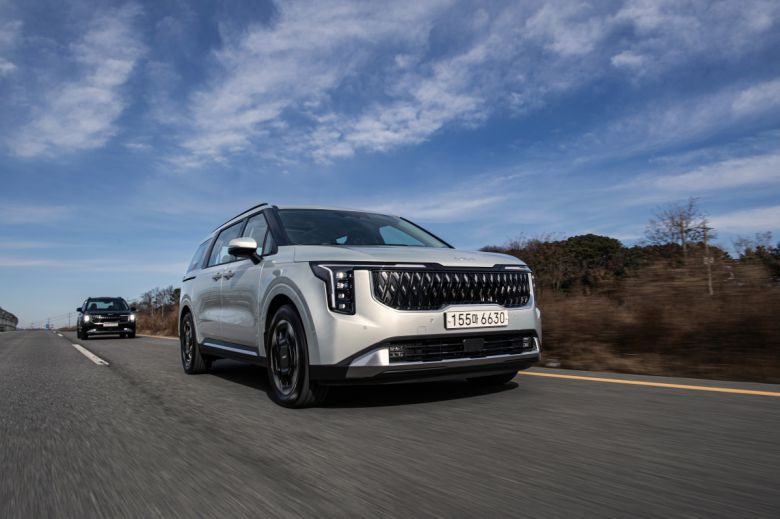 '더 뉴 카니발' 주행 이미지. 큰 덩치에도 안정적인 주행감이 일품이다.