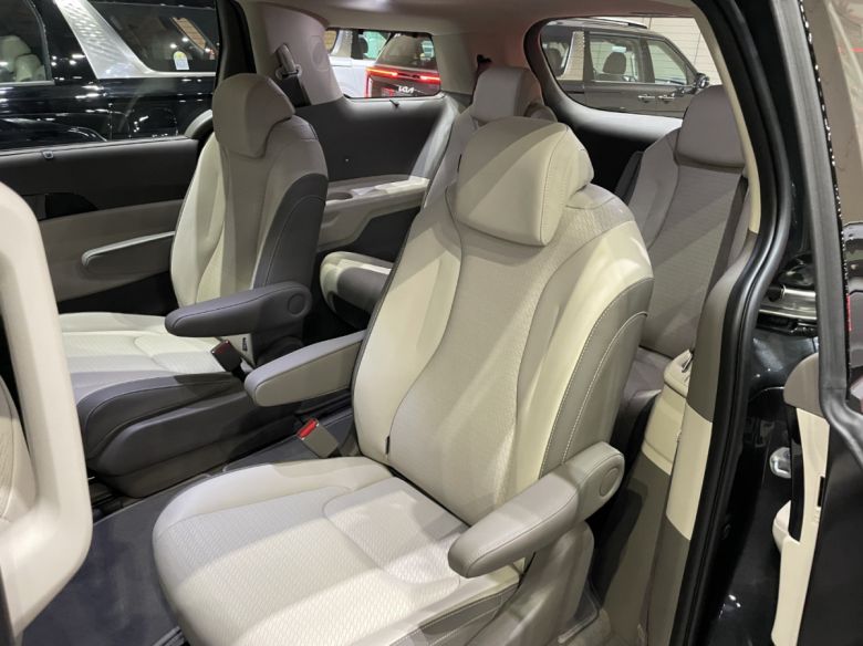 '더 뉴 카니발' 후석. 2열과 3열 모두 충분한 앞뒤 거리와 머리 공간을 확보했다.