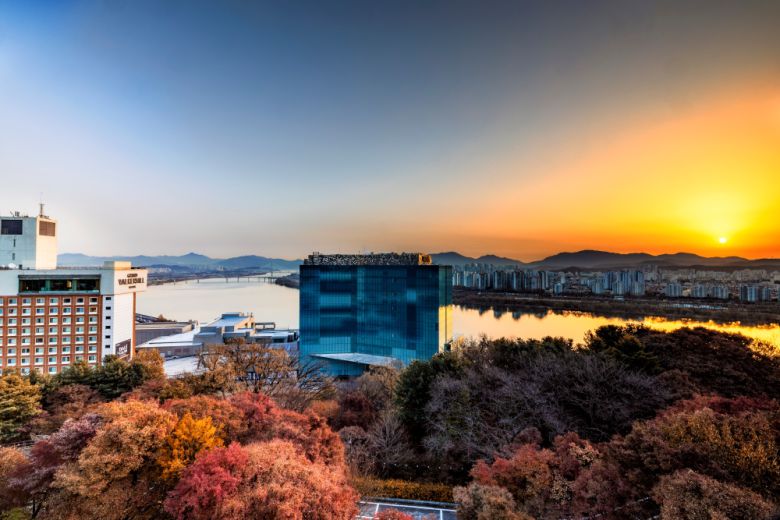 도심 속 해돋이 호캉스를 즐길 수 있는 워커힐 호텔앤리조트.