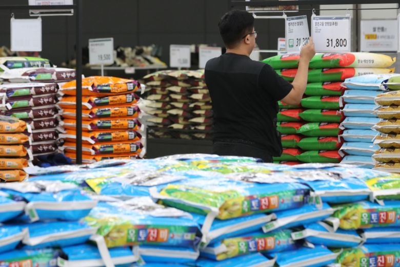 서울 시내 대형마트에 쌀이 진열되어 있다.