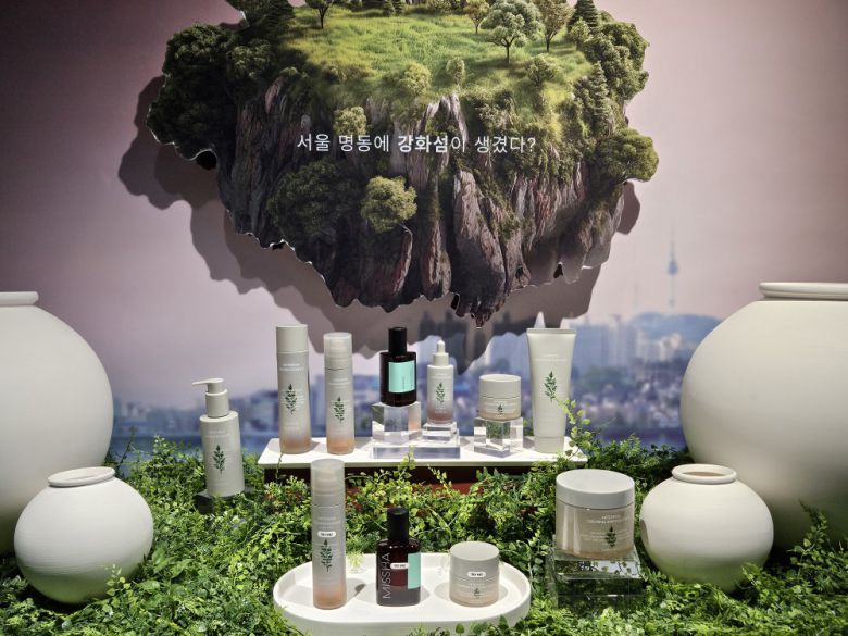 4일 미샤 아일랜드 팝업에 마련된 개똥쑥 라인 화장품.