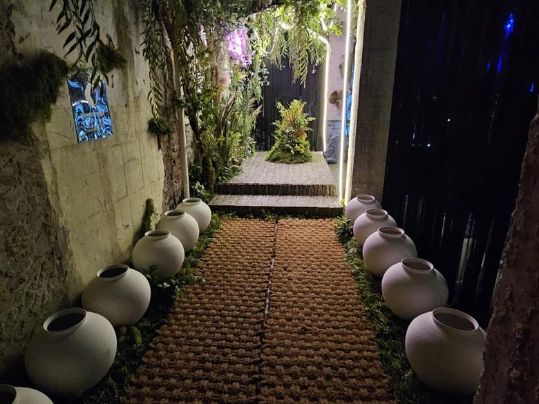 4일 미샤 아일랜드 팝업 내 길 양 옆에 옹기가 늘어서 있다.