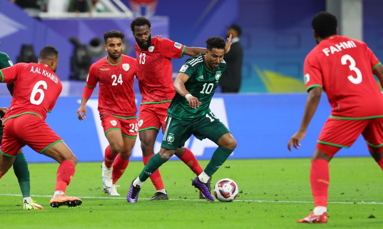 6일(현지시간) 카타르 도하 칼리파 인터내셔널 스타디움에서 2023 아시아축구연맹(AFC) 아시안컵 조별리그 F조 사우디아라비아 대 오만의 경기. 사우디 살렘 알다우사리이 오만 수비의 집중 견제를 받고 있다.(연합뉴스)